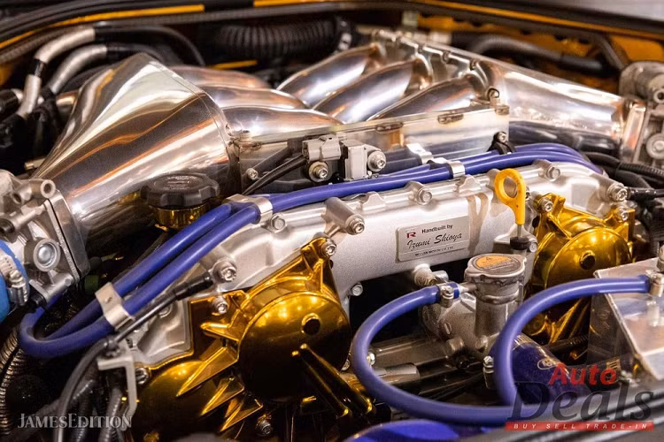 Kể từ thời điểm ra đời, Kuhl Racing đã cho biết rằng chiếc GT-R vàng óng của họ được sơn chuyên biệt bởi một nghệ sĩ Nhật Bản tên là Takahiko Izawa. Ông ấy sử dụng vài biến thể của cùng một màu trong nhiều lớp để tạo ra ảo giác giống như đang nhìn vào kim loại.