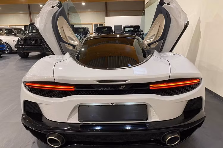 Để làm được điều này, hãng McLaren cho biết họ đã bố trí động cơ V8 4.0L bao gồm cả hệ thống ống xả của động cơ đặt càng thấp càng tốt nhằm mang lại không gian để thêm hành lý phía trên. Chưa dừng lại đó, cốp trước của McLaren GT có thể tích 150L đủ để chở theo túi sách.