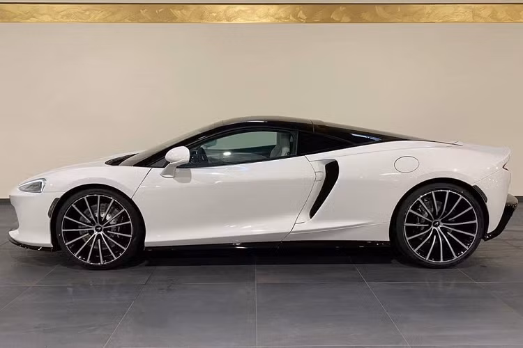 McLaren cho biết động cơ V8 (mã M840TE) này đạt được 95% torque (Nm) ngay tại dải vòng tua thấp từ 3.000 - 7.250 v/p. Động cơ V8 4.0L twin-turbo kết hợp với hộp số tự động ly hợp kép 7 cấp (7 SSG). McLaren GT có thời gian tăng tốc từ 0-100 km/h chỉ trong 3,2 giây trước khi đạt tốc độ tối đa 326 km/h, người lái có tổng cộng 03 chế độ lái bao gồm: Thoải mái (Comfort), Thể thao (Sport) và chạy Track (Track Mode).