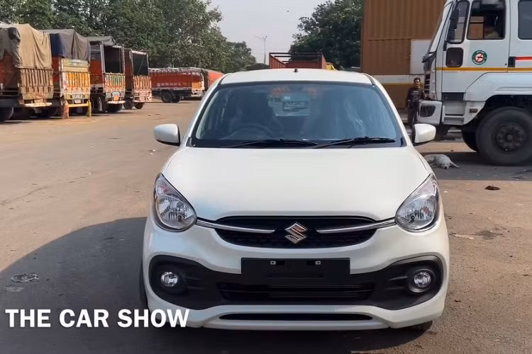 Dự kiến, vào ngày 10/11 tới đây, liên doanh Maruti Suzuki sẽ chính thức vén màn thế hệ mới của dòng hatchback đô thị Celerio tại thị trường Ấn Độ. Trước thời điểm đó, mẫu xe này đã xuất hiện tại các đại lý ở Ấn Độ. Do đó, chúng ta có thể ngắm cận cảnh thiết kế của Suzuki Celerio 2022 mới.