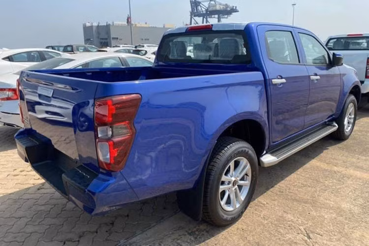 Về khả năng vận hành, khối động cơ dầu 1.9L trên 3 phiên bản của Isuzu D-Max 2021 vẫn là máy cũ dù rằng xe được nâng cấp lên thế hệ mới. Theo đó, khối động cơ này có khả năng sản sinh công suất tối đa 150 mã lực và mô-men xoắn cực đại 350 Nm. Hộp số đi kèm là loại số sàn 6 cấp hoặc tự động 6 cấp.
