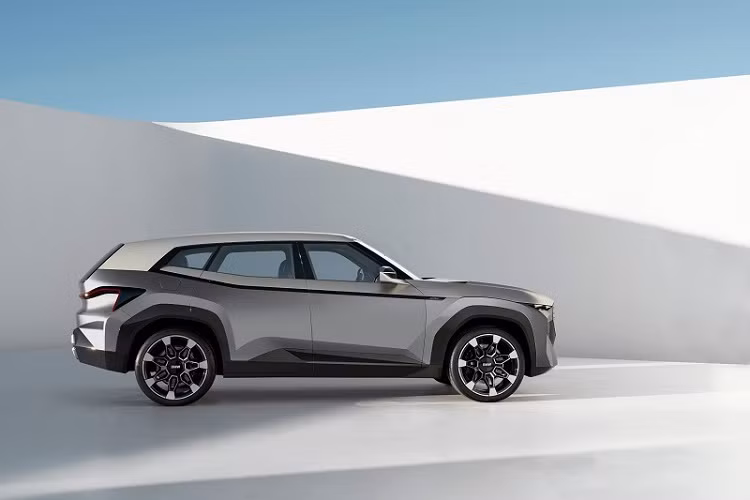 Bên trong khoang cabin, bản concept BMW XM có nhiều dấu hiệu thiết kế mang tính truyền thống thương hiệu và sử dụng các vật liệu cao cấp, đắt tiền. Khoang lái gồm nhiều chi tiết như ghế ngồi, vô lăng, bảng táp-lô, tấm ốp cửa,... được bọc da nâu cổ điển với các điểm nhấn bằng sợi carbon và kim loại sáng bóng. Xe có thiết lập màn hình kép kéo dài ở bảng táp-lô, là sự kết hợp giữa màn hình công cụ kỹ thuật số và màn hình thông tin giải trí chạy trên hệ điều hành iDrive 8.
