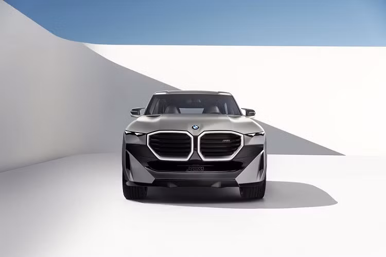 Ngoài thiết lập hệ truyền động plug-in hybrid với động cơ V8 và một mô-tơ điện kể trên, BMW hiện chưa công bố chi tiết các thông số như dung tích xy-lanh, dung lượng pin, khả năng tăng tốc của XM. Phiên bản sản xuất của XM mới dự kiến ra mắt vào năm 2022, giá xe BMW XM 2022 được dự đoán là không dưới 150.000 USD (khoảng 3,4 tỷ đồng).