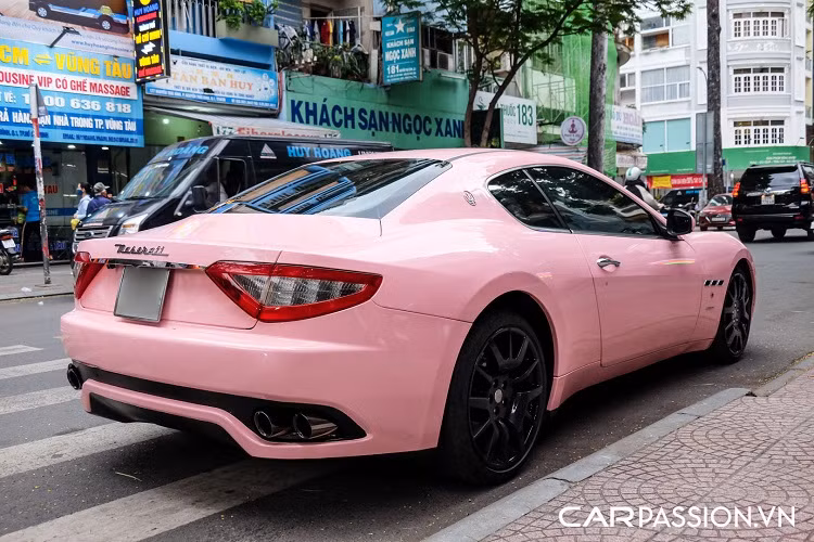 Điều này là khá dễ hiểu khi sau 10 năm sử dụng, không ít những chiếc GranTurismo hào nhoáng một thời dần trở nên “xuống sắc”. Mẫu xe thể thao "hàng hiếm" xuất hiện trong bài viết là chiếc hiếm hoi vẫn được chủ nhân giữ nguyên bản, xe mang trên mình lớp sơn màu trắng muốt nhưng đã được dán decal đổi sang tông màu hồng đầy cá tính.