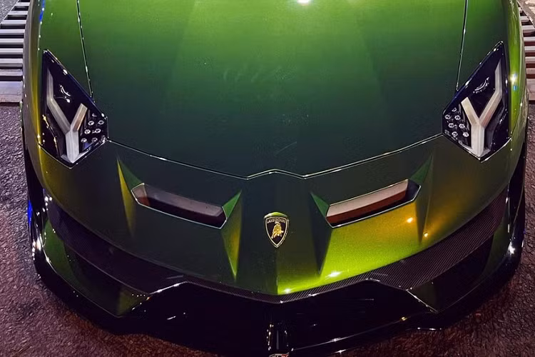 Trong đó, các đại gia Việt cũng đã nhanh tay mang về nước đến tận 3 chiếc siêu xe Lamborghini Aventador SVJ Coupe trên tổng số 900 xe được sản xuất toàn thế giới. Ước tính các đại gia ở Đông Nam Á phải sở hữu không dưới 20 chiếc xe Lamborghini Aventador SVJ. Tuy nhiên, chiếc xe Lamborghini Aventador SVJ Coupe thứ 3 mới vè TP. HCM là hàng độc ở Asean khi khoác bộ áo xanh Verde Ermes.