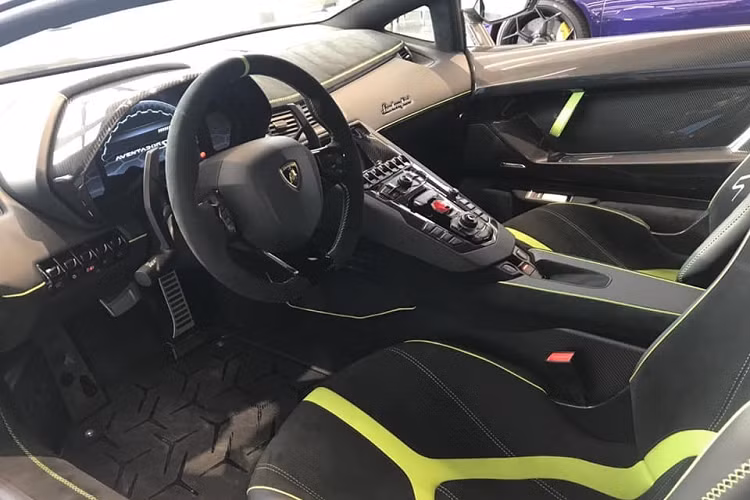 Bộ áo xanh lá đậm Verde Ermes trên chiếc xe Lamborghini Aventador SVJ mới về nước mang đến ngoại hình rất nổi bật cho xe, ngoài ra, xe còn sở hữu bộ mâm đa chấu kép sơn đen kết hợp cùng kẹp phanh màu vàng đồng. Chưa hết, ngoại thất xe còn có nhiều tùy chọn carbon nhưng đáng tiếc là không có logo SVJ trên vòm bánh xe sau. Chi tiết này có 3 tùy chọn khác mà khách hàng phải bỏ tiền ra là dán đề-can, sơn lên ngoại thất hay carbon.