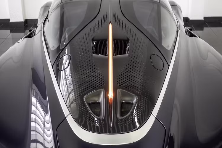 Sức mạnh kể trên cộng với trọng lượng khô chỉ 1.430 kg, McLaren Speedtail có thể tăng tốc từ 0-300 km/h trong thời gian chỉ 12,8 giây. Như vậy, McLaren Speedtail có thời gian tăng tốc nhanh hơn 0,3 giây so với Bugatti Chiron vốn sở hữu công suất tối đa 1.479 mã lực. Ngoài ra, McLaren Speedtail còn có vận tốc tối đa 402 km/h.