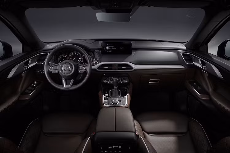 Touring Plus được tạo ra dựa trên mẫu xe SUV Mazda CX-9 Touring với gói Premium, đi kèm ngoại thất tinh chỉnh một chút với lưới tản nhiệt màu đen bóng, đường ray mái bằng nhôm và la-zăng hợp kim 20 inch sơn đen ánh kim.