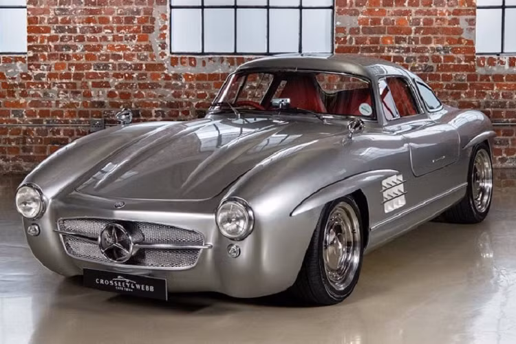 Không có gì đáng ngạc nhiên khi 1400 chiếc Mercedes 300SL phiên bản coupe đều có giá trị rất lớn. Đã từng có tiền lệ những chiếc xe đặc biệt này được rao bán với mức giá lên đến 5 triệu USD (khoảng 115 tỷ đồng). Thế nhưng, giờ đây giới chơi xe lại có thể sở hữu một chiếc Mercedes 300SL với số tiền dưới 130.000 USD (khoảng 3 tỷ đồng). Vậy thực hư ra sao?