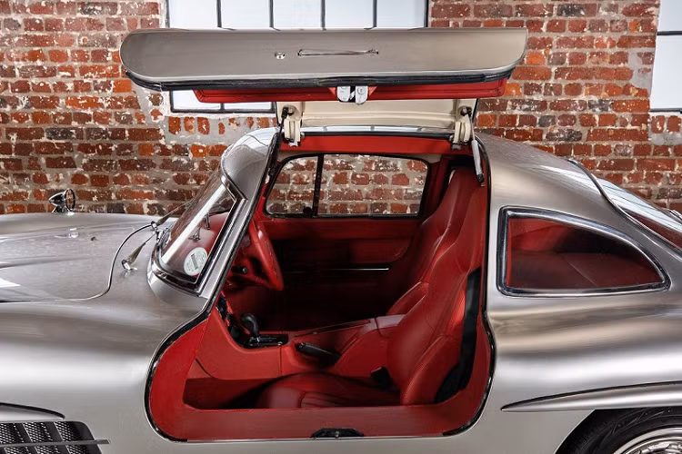 Có thể coi đây là một chiếc Mercedes 300SL, ít nhất là từ cái nhìn đầu tiên. Tuy nhiên, trên thực tế, đây chỉ là một phiên bản “replica” được chế tạo từ SLK32 AMG đời 2001 nhằm mục đích tri ân những chiếc Mercedes 300SL đã từng có thời kỳ hoàng kim trên thị trường ôtô thế giới. Hiện chiếc xe này đang được một đại lý tại Cape Town, Nam Phi rao bán với mức giá 128.435 USD (khoảng 2,96 tỷ đồng).