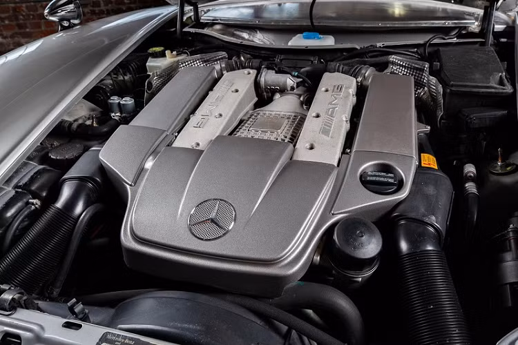 Thân vỏ của chiếc SLK32 AMG ban đầu được loại bỏ hoàn toàn, thay vào đó là các bộ phận làm từ vật liệu nhẹ, bổ sung thêm khung chống lật bằng thép giúp chiếc xe nhẹ hơn khoảng 400 kg. Cùng với đó là khối động cơ hiện đại cho khả năng tăng tốc rất ấn tượng. Hệ thống lái vẫn được giữ nguyên, thành công trong việc mô phỏng lại những cảm giác lái tồi tệ trên một chiếc 300SL của thập niên 1950. 