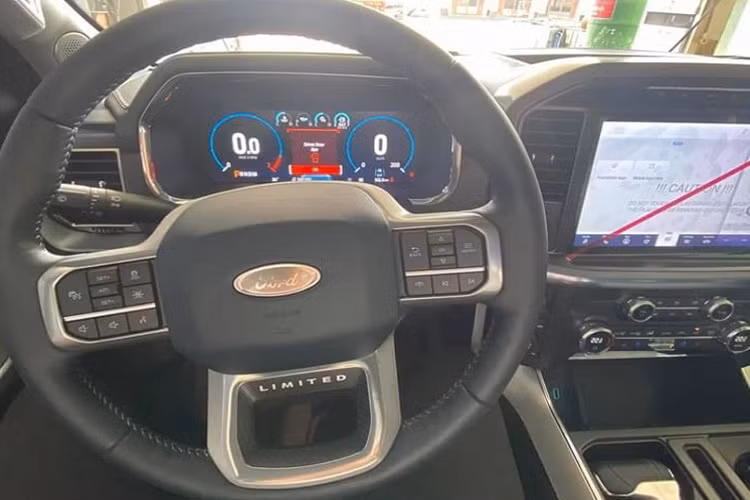 So với thế hệ trước đó, Ford F-150 thế hệ mới dễ dàng phần biệt với cụm đèn pha LED tạo hình chữ “L” ngược. Xe sở hữu cụm lưới tản nhiệt thiết kế mới hơn với 11 kiểu lựa chọn thiết kế tùy thuộc vào phiên bản. Ford F-150 thế hệ mới sử dụng nền tảng khung gầm mới sử dụng khung thép cường độ cao, trong khi phần thân xe được làm bằng hợp kim nhôm.