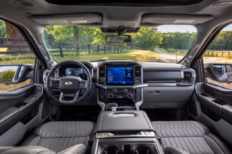 Ford F-150 2021 bản Limited sử dụng động cơ xăng V6 dung tích 3.5L tăng áp kép công nghệ EcoBoost cho công suất tối đa 400 mã lực và mô-men xoắn cực đại 677Nm. Sức mạnh được truyền xuống bốn bánh thông qua hộp số tự động 10 cấp (10 AT). Động cơ cho phép kéo lên đến 14.000 lbs (khoảng 6,35 tấn). Ford F-150 2021 còn có phiên bản động cơ V6 3.5L Hybrid PowerBoost mới mang công suất lên đến 430 mã lực.
