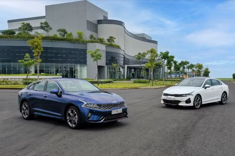 Đặc biệt, trên phiên bản Kia K5 GT-line, hàng ghế hai được trang bị tính năng sưởi, đây là tính năng duy nhất trong phân khúc D-sedan. Bên cạnh đó, xe còn có tính năng khởi động xe từ xa bằng chìa khóa thông minh và cốp mở điện thông minh. Cung cấp sức mạnh cho xe là 2 lựa chọn động cơ bao gồm động cơ Smartstream 2.5 GDI trên phiên bản GT-Line cho công suất lên đến 191 mã lực với Momen xoắn cực đại 246 Nm, kết hợp hộp số tự động 8 cấp.