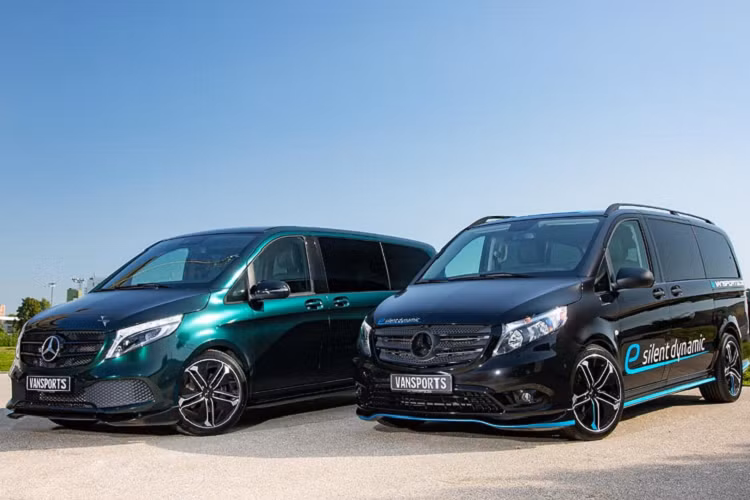 Hai biến thể của Mercedes-Benz V-Class 2021 mới được trang bị gói độ Vansport từ Hartmann Tuning là phiên bản V300d (máy dầu) và phiên bản chạy điện e-Vito. Bắt đầu với phiên bản V300d, chiếc MPV được sơn màu xanh ngọc bích sáng bóng, tạo hiệu ứng lấp lánh bắt mắt khi đỗ dưới ánh nắng. Vẻ ngoài hầm hố của V300d được củng cố nhờ phần gầm được hạ thấp thêm 30mm. Bộ bodykit cũng được cung cấp cho xe bao gồm cản trước mới, nẹp hông và cánh gió sau. Chiếc van tạo điểm nhấn hơn nhờ ống xả kép màu đen.