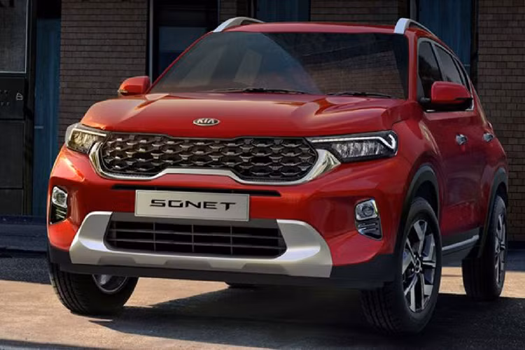 Ngày nay, các thương hiệu ô ô đang tập trung phát triển nhiều dòng sản phẩm SUV nhằm phục vụ nhu cầu đa dạng của người tiêu dùng. Những mẫu SUV mới, phân khúc mới cũng từ đó mà thường xuyên xuất hiện. Trong đó, Kia Sonet 2021 mới là cái tên như vậy khi mẫu SUV này thuộc phân khúc xe đô thị cỡ nhỏ và là "đàn em" của Seltos. Mới đây, Kia Sonet 2021 đã lộ diện khi đang trên xe vận chuyển ở khu vực "đại bản doanh" của Trường Hải (Thaco) tại Chu Lai - Quảng Nam.