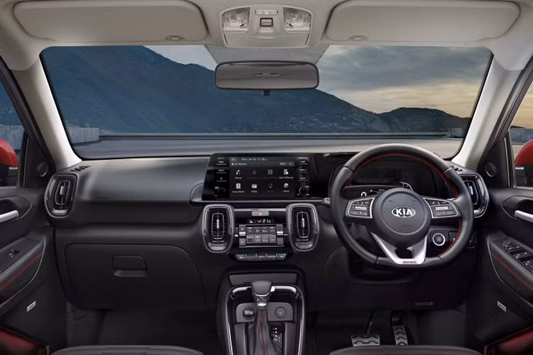 Vẻ cứng cáp của Kia Sonet 2021 còn được thể hiện ở phần cản trước với phần ốp nhựa bạc và đen đúng chất SUV. Đèn sương mù của xe dạng LED tạo thành hốc gió 2 bên và được bọc crom sang trọng. Kia Sonet 2021 bản 5 chỗ có kích thước tổng thể Dài x Rộng x Cao lần lượt là 3.995 x 1.790 x 1.642 (mm), chiều dài cơ sở 2.500 mm. Thông số trên thể hiện rõ nét mẫu SUV này có kích thước nhỏ gọn, phù hợp với môi trường đô thị.