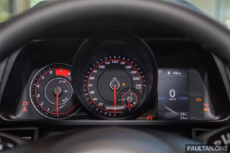 Hạ giá thành đồng nghĩa với việc Elantra mới bị cắt bớt một số option. Phiên bản 1.6 Executive trang bị ghế bọc vải nỉ màu đen thay vì bọc da như bản Premium, ghế chỉnh cơ, bảng đồng hồ cơ học kèm màn hình hiển thị đa thông tin 4,2 inch. Màn hình giải trí kích thước 8 inch kết nối Apple CarPlay và Android Auto.