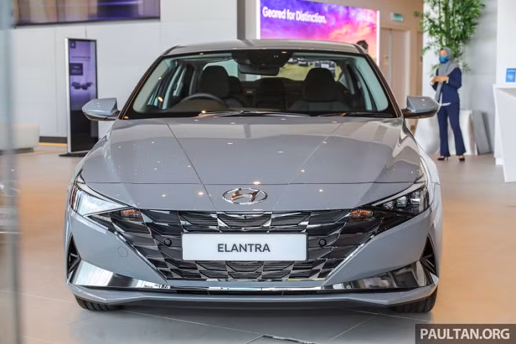 Hệ thống hỗ trợ lái Hyundai SmartSense trên phiên bản Elantra 1.6 Executive cũng bị rút gọn chỉ còn các tính năng cơ bản gồm: kiểm soát hành trình thụ động, cảnh báo va chạm điểm mù và cảnh báo phương tiện cắt ngang phía sau.