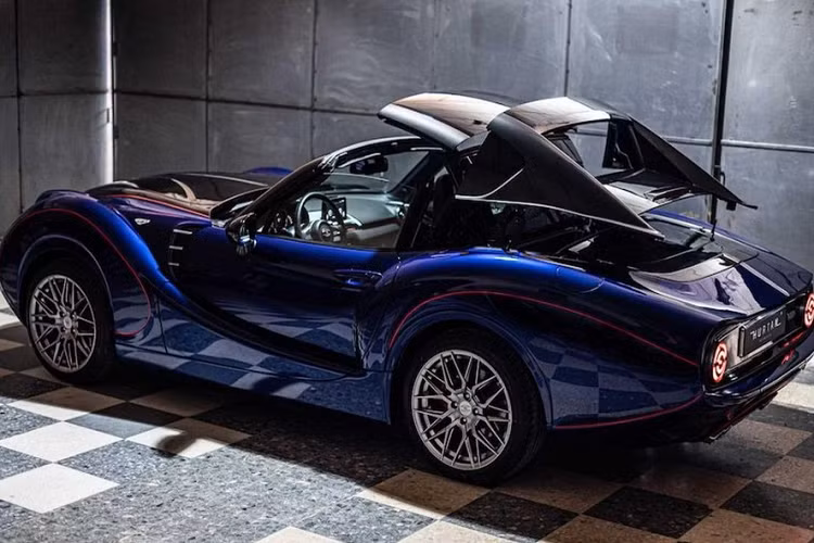 Tương tự Mazda có một phiên bản mui cứng của chiếc xe thể thao 2 chỗ, Hurtan cho ra mắt chiếc Grand Albaycin Bespoke độc đáo này chế tạo dựa trên MX-5 Miata RF. Điều này có nghĩa rằng cơ cế mui mềm được thay thế bởi một phần mui cứng tự động mà có thể hoàn thiện trong màu khác so với phần còn lại của chiếc xe.