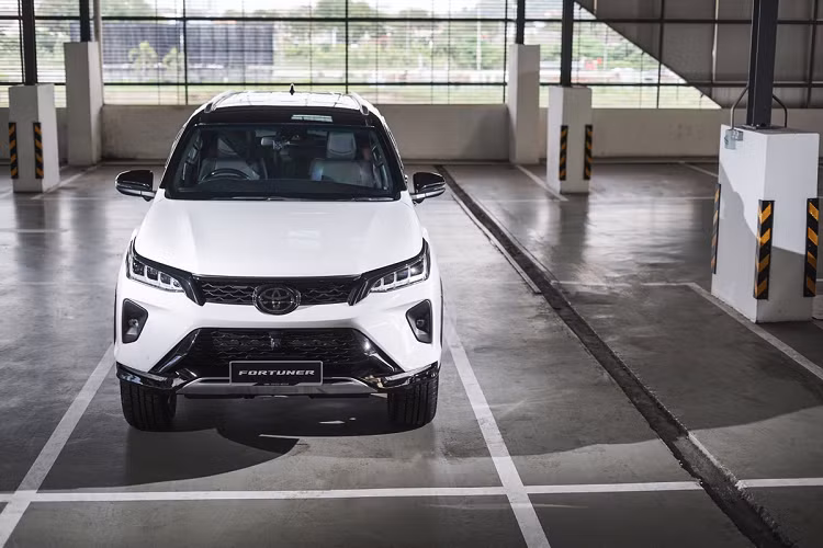 Sau khi ra mắt, Fortuner đời 2021 sẽ cạnh tranh với Ford Everest, Mitsubishi Pajero Sport, Nissan Terra, Chevrolet Trailblazer và Isuzu mu-X.