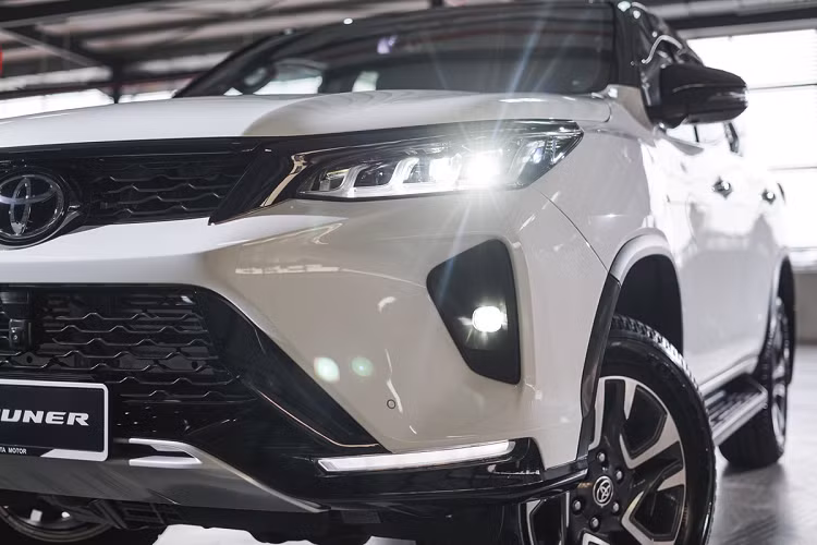 Ngoài động cơ mới, Toyota Fortuner đời 2021 còn có sự thay đổi lớn về công nghệ khi được trang bị gói an toàn Toyota Safety Sense (TSS). TSS gồm các công nghệ kiểm soát hành trình chủ động bằng radar, cảnh báo va chạm trước, cảnh báo lệch làn. Tuy nhiên, TSS chỉ được trang bị cho bản 2.8 VRZ.