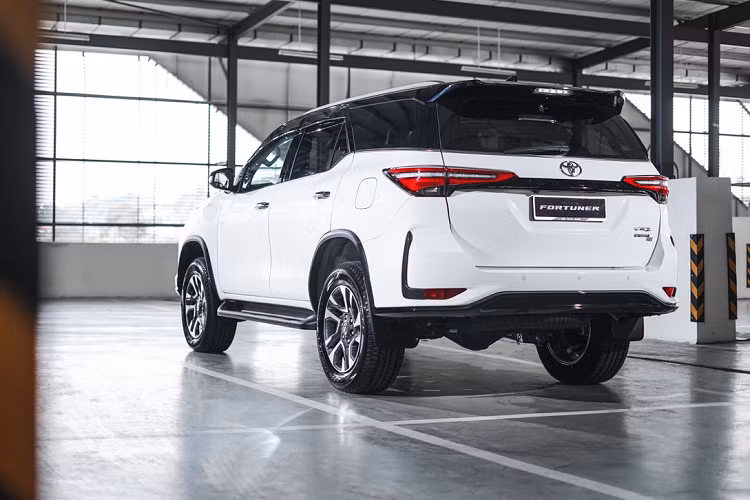 Toyota Fortuner 2.8 VRZ mới sử dụng động cơ diesel tăng áp 4 xy-lanh 2.8L tương tự chiếc Hilux Rogue. Động cơ này sản sinh công suất 201 mã lực tại 3.400 vòng/phút và mô-men xoắn 500 Nm tại 1.600-2.800 vòng/phút. Động cơ mới này có hiệu suất lớn hơn động cơ 2.4L diesel (140 mã lực, 400 Nm) được trang bị trên phiên bản trước.
