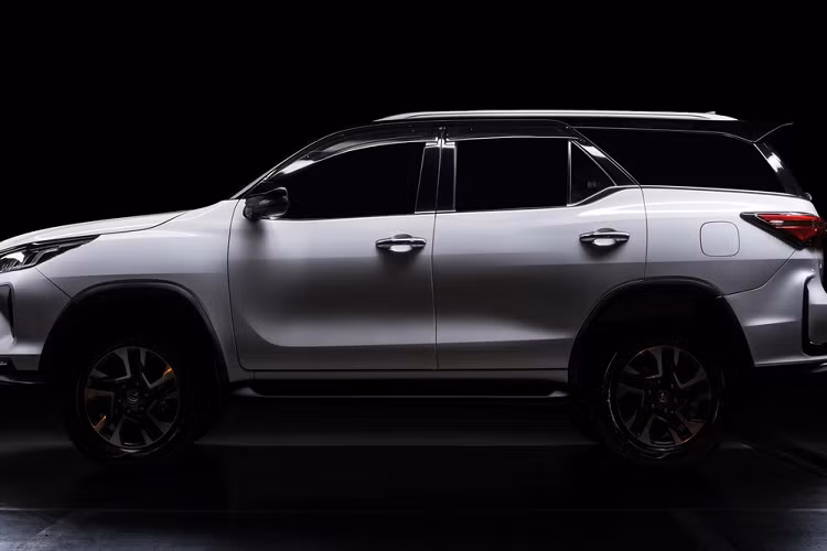 Fortuner đời 2021 có các số đo kích thước dài x rộng x cao lần lượt là 4.795 x 1.855 x 1.835 (mm), chiều dài cơ sở đạt 2.745 mm, khoảng sáng gầm 279 mm. So với đời cũ, Fortuner đời 2021 có trục cơ sở dài hơn 5 mm.