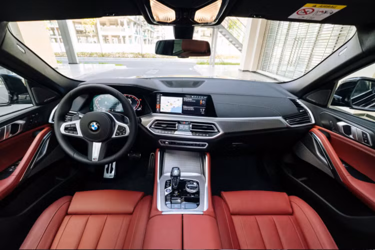 Bên dưới nắp ca-pô BMW X6 xDrive40i M Sport là khối động cơ 6cyl thẳng hàng dung tích 3.0L tăng áp công nghệ TwinPower Turbo cho công suất cực đại 340 mã lực tại dải vòng tua máy 5.500 - 6.500 vòng/phút và mô-men xoắn cực đại 450 Nm tại dải vòng tua 1.500 - 5.200 vòng/phút.