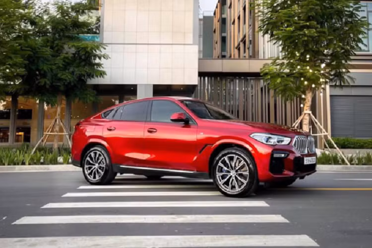 Bước sang thế hệ mới, BMW X6 sở hữu ngôn ngữ thiết kế sắc sảo và nổi bật hơn trước. BMW X6 xDrive40i M Sport nhập chính hãng được trang bị lưới tản nhiệt phát sáng “Iconic Glow” giúp tăng sự độc đáo của thiết kế ngoại thất. Bên cạnh cụm đèn pha công nghệ BMW Laserlight với tầm chiếu xa lên tới 500m. Tổng thể ngoại thất chiếc crossover nổi bật hơn với nhiều phụ kiện trang trí của M Sport, đi kèm với “dàn chân” sử dụng mâm hợp kim kích thước lên đến 20 inch.