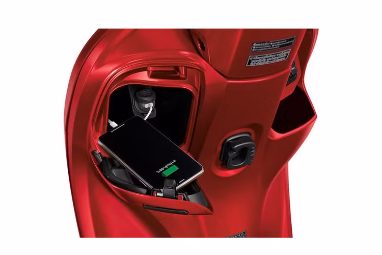 Về mức giá xe Honda Scoopy 2022 có mức bán khởi điểm tại Thái Lan từ 49.600 Baht (34,3 triệu đồng) cho bản Urban, 50.100 Baht (34,6 triệu đồng) cho bản Prestige và 53.600 Baht (37 triệu đồng) cho bản Club12 cao cấp nhất.