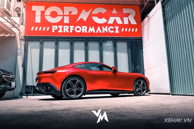 Về nguồn gốc, siêu xe Ferrari Roma trong bài viết được một đơn vị nhập xe tư nhân ở thủ đô Hà Nội đưa về nước hồi đầu năm 2021 vừa qua. Sau một thời gian ngắn có mặt ở đất Bắc, "siêu ngựa" nước Ý đã nhanh chóng tìm thấy chủ nhân và được chuyển vào TP.HCM định cư.
