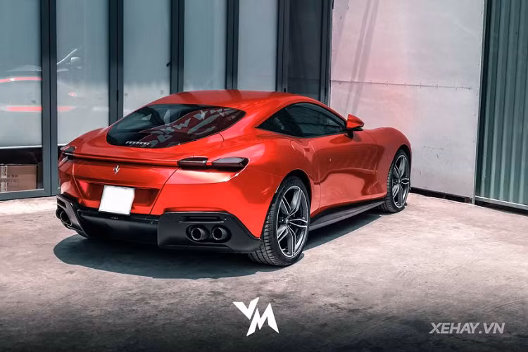 "Trái tim" của Ferrari Roma là khối động cơ V8 3.9L tăng áp với công suất tối đa 612 mã lực và mô-men xoắn cực đại 760 Nm. Đi kèm với đó là hộp số ly hợp kép 8 cấp. Từ đó, siêu phẩm nước Ý có thể tăng tốc từ 0 - 100 km/h chỉ với 3,4 giây trước khi đạt vận tốc tối đa 320 km/h. Mức giá xe Ferrari Roma tại Việt Nam không dưới 20 tỷ đồng.