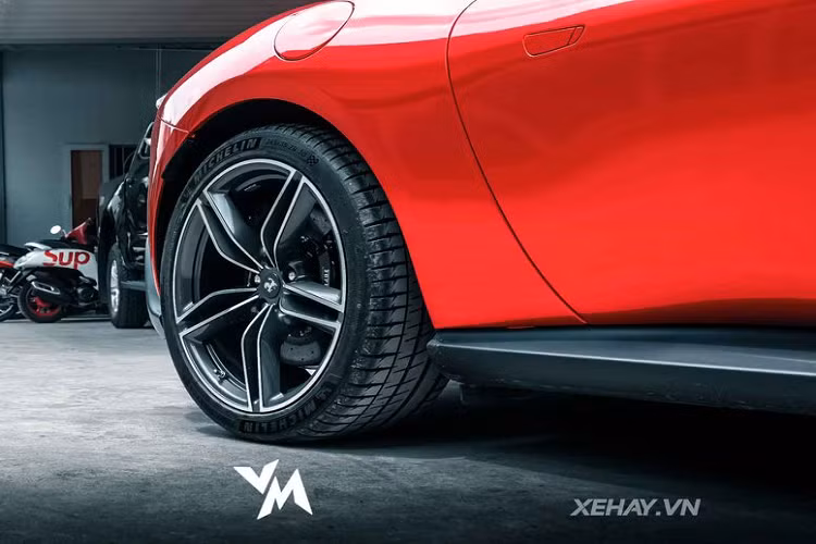 Đối với khu vực thân và đuôi xe, Ferrari Roma gợi nhớ tới một số mẫu xe của Anh Quốc với kiểu thiết kế mui xe vát mềm mại về phía sau. Thêm vào đó, cụm đèn hậu của Roma cũng là một chi tiết không thể bỏ qua trên mẫu xe này bởi sự rõ ràng, hiện đại và vô cùng khoáng đạt.