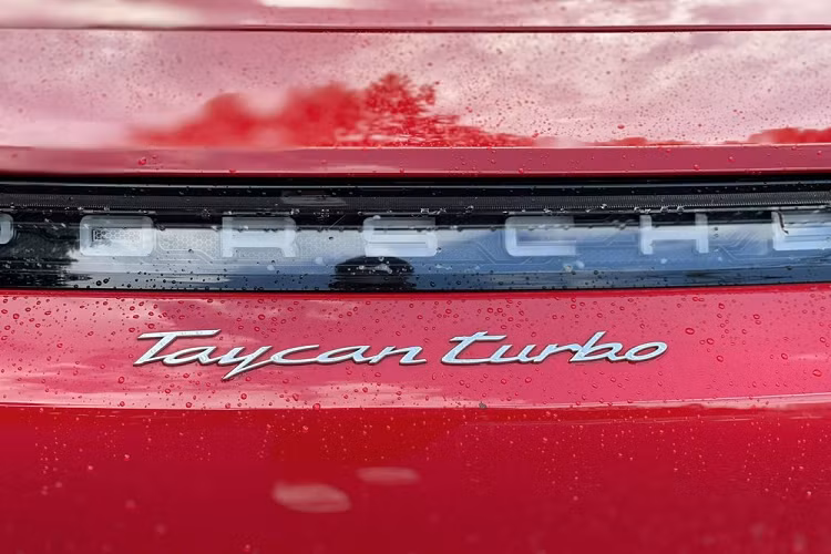 Dòng xe Porsche Taycan ngay khi được ra mắt trên thế giới đã nhận được sự quan tâm không nhỏ của các đại gia Việt, và ngay khi đại lý chính hãng Porsche trong nước bắt đầu mở đơn đặt mua, số lượng khách hàng đăng ký không nhỏ. Khá thú vị là sau hơn 1 năm các mẫu xe Porsche Taycan đến tay người tiêu dùng Việt khá nhiều, nhưng cũng đã có vài chiếc lên sàn tìm khách mới. Gần đây nhất là 1 chiếc xe Porsche Taycan Turbo "hàng lướt" tìm khách trải nghiệm với giá tới hơn 9 tỷ đồng.