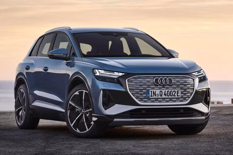 Trong vài năm trở lại đây, dòng sản phẩm xe điện của thương hiệu Audi đã liên tục được cập nhật với những mẫu ôtô mới. Sau E-Tron, E-Tron Sportback cũng như E-Tron GT, hãng Audi tiếp tục vén màn cặp đôi xe điện hạng sang mới mang tên Q4 E-Tron và Q4 Sportback E-Tron 2022. Khác với đàn anh E-Tron ra mắt vào năm 2018, Audi Q4 E-Tron và Q4 Sportback E-Tron được phát triển dựa trên cơ sở gầm bệ MEB mới của tập đoàn Volkswagen.