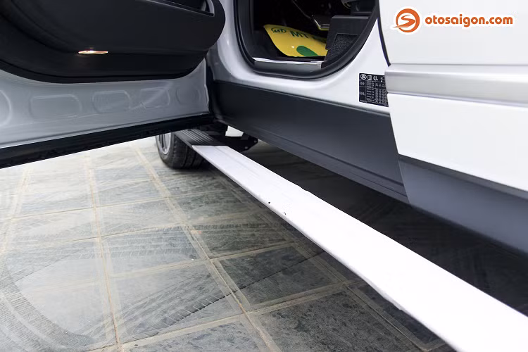 Ngoại thất màu trắng nhưng bên trong, Range Rover Autobiography P400 mang 2 tông màu đen đỏ với sắc đỏ chủ đạo ấn tượng. Cần số vẫn là loại núm tròn thò, thụt đặc trưng. Mức độ hightech ở xe thể hiện rõ nét khi toàn bộ các chức năng ở nội thất đều được nhà sản xuất gói gọn ở trong hai màn hình cảm ứng có độ nhạy cao, tương tự Range Rover Evoque và Velar.