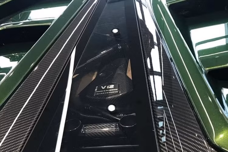 Lamborghini Aventador SVJ chỉ được sản xuất giới hạn 900 chiếc trên toàn thế giới và có thêm 63 chiếc siêu xe Lamborghini Aventador SVJ63. Có hàng chục màu sơn cho khách hàng lựa chọn khi mua phiên bản giới hạn của Lamborghini Aventador LP740-4 nhưng chỉ có vài chiếc sở hữu màu Verde Ermes.