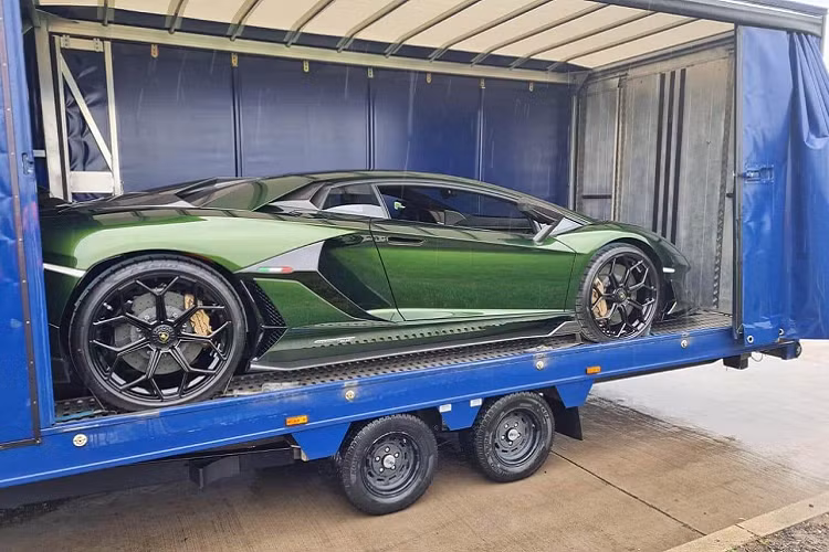 Lamborghini Aventador LP770-4 SVJ được trang bị khối động cơ V12, hút khí tự nhiên, dung tích 6.5 lít, tạo ra công suất tối đa 770 mã lực, cao hơn 70 mã lực so với bản tiêu chuẩn và 20 mã lực so với Lamborghini Aventador LP750-4 SV.