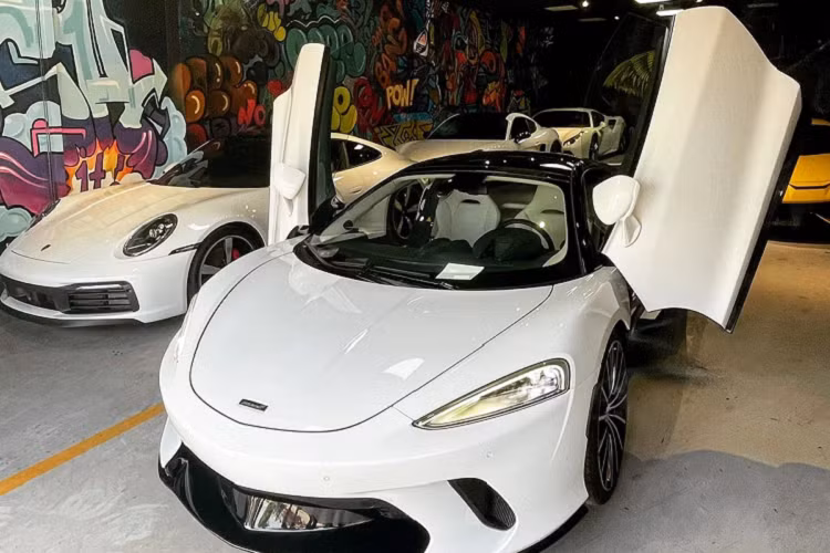 Về ngoại hình, McLaren GT là mẫu xe hoàn toàn mới của McLaren được kết hợp hiệu suất vận hành của siêu xe với độ bền bỉ của xe Grand Tourer. So với các mẫu McLaren khác, đường nét thiết kế của McLaren GT khác biệt nhờ có thân xe dài, trang nhã cho GT kết hợp với đầu/đuôi cơ bắp. Kích thước của GT dài gần 4,7 mét, lớn hơn hẳn những mẫu xe khác thuộc phân khúc Sport Series và Super Series của McLaren.