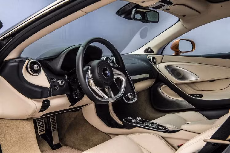 Nội công của siêu xe McLaren GT sẽ đến từ khối động cơ V8, tăng áp kép, dung tích 4.0 lít rất quen thuộc trên các phiên bản xe McLaren sẽ sản sinh công suất tối đa 620 mã lực và mô-men xoắn cực đại 630 Nm ở dải vòng tua máy từ 5.500 đến 6.500 vòng/phút.