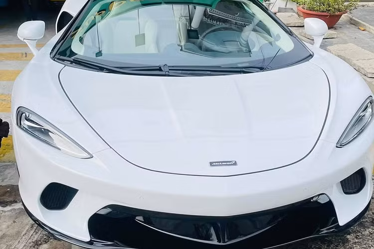 Được biết, chỉ trong vòng vài ngày, cô gái 9X đã chốt mua 2 chiếc xe đắt tiền, trong số này McLaren GT là điểm nhấn ấn tượng với giá bán hơn 15 tỷ đồng và hiện chưa có xe nào thứ 2 về nước. Khá thú vị là 3 chiếc xe đang có mặt trong garage rộng hơn 200 m2 của cô gái 9X này đều mang ngoại thất màu trắng, tông màu yêu thích của chủ nhân.