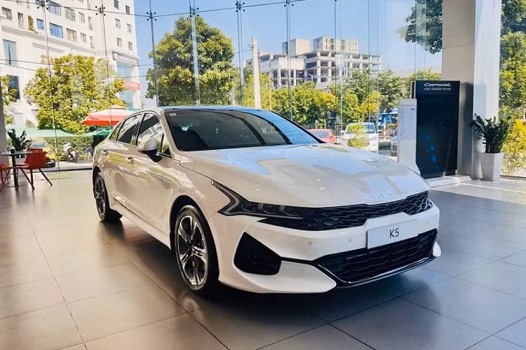 Công bằng mà nói, Kia K5 2021 tại Việt Nam thậm chí còn "nhỉnh" hơn về trang bị so với Camry, để có cái nhìn khách quan hơn hãy làm rõ 2 phiên bản tương đương về giá của K5 và Camry mới nhất, đó là Kia K5 bản GT-Line cao nhất (giá 1,029 tỷ đồng) và Toyota Camry 2.0G cơ sở (giá 1,05 tỷ đồng).