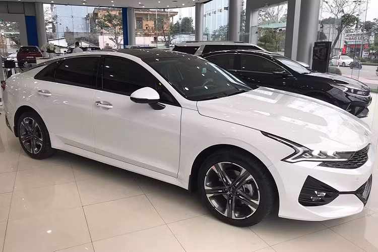 Về kích thước, Kia K5 mới có kích thước tổng thể 4.905 x 1.860 x 1.465 mm, trục cơ sở dài 2.850 mm, trong khi Toyota Camry có thông số 4.885 x 1840 x 1445 mm và chiều dài cơ sở 2.825 mm, mọi con số của Camry đều nhỏ hơn một chút so với K5.