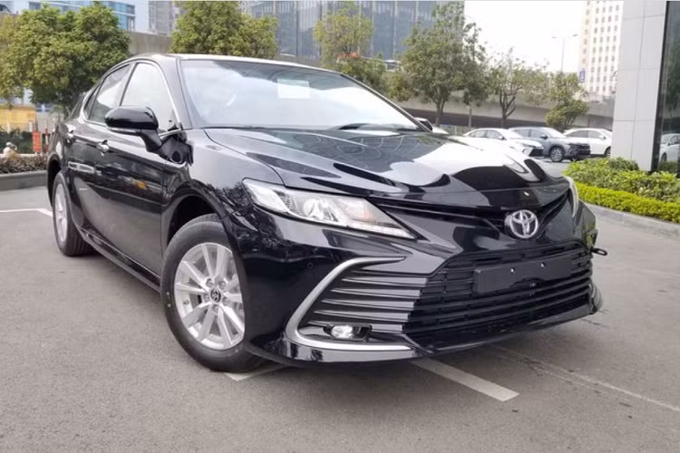 Cả 4 phiên bản Camry 2022 đều được trang bị cụm đèn trước Bi-LED dạng bóng chiếu có khả năng điều khiển tự động, cân bằng góc chiếu tự động và có chế độ đèn chờ dẫn đường. Đi kèm là dải LED ban ngày dạng phân tầng tăng cường độ nhận diện. Tuy nhiên, bản Camry cơ sở chỉ có mâm 16 inch, gương chiếu hậu cũng có các tính năng gập/chỉnh điện, tự điều chỉnh khi lùi, nhớ 2 vị trí, tích hợp đèn báo rẽ. Xe được trang bị cụm đèn hậu LED và ống xả đơn - thay vì ống xả kép hình bình hành như trên K5.