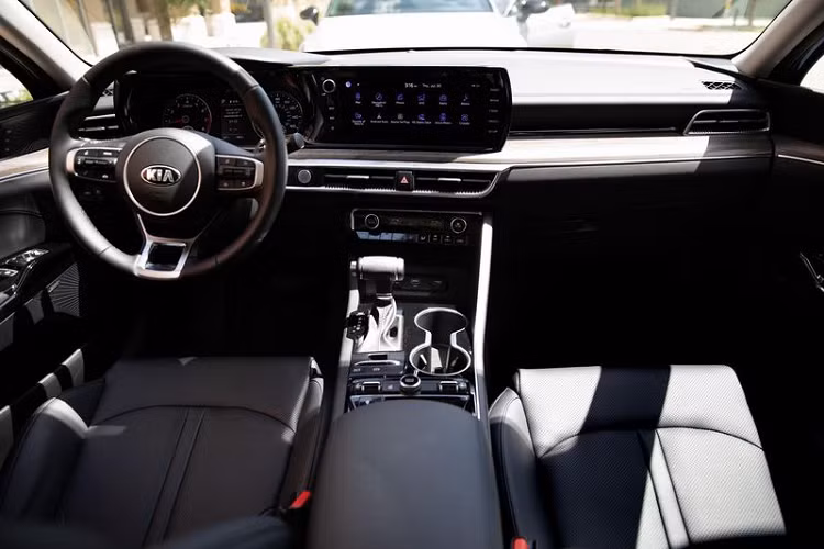 Cabin của Toyota Camry bản base trông sơ sài hơn so với đối thủ đến từ Hàn Quốc khi chỉ có màn hình trung tâm 7 inch, cụm đồng hồ Optitron kèm màn hình đa thông tin TFT 4.2 inch, dàn âm thanh 6 loa. Toyota Camry 2.0G 2022 cũng có chìa khóa thông minh, ghế lái chỉnh điện nhưng không có nhớ vị trí và không có cả sạc không dây.