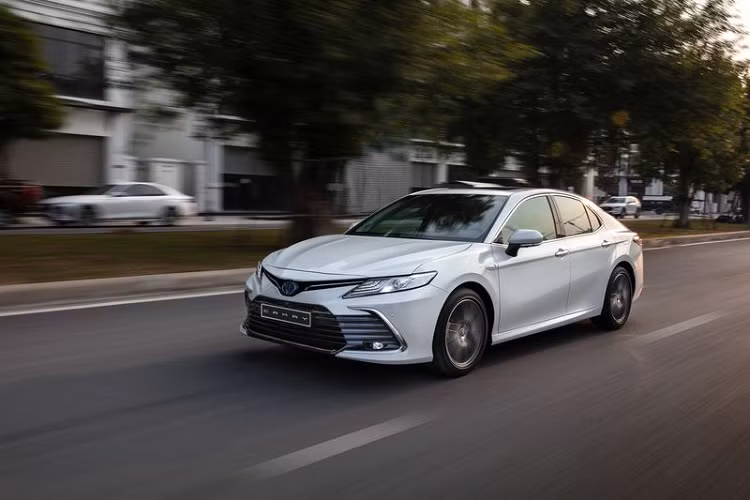 Phía Kia K5 cũng không thua kém khi có Phanh khẩn cấp, Chống va chạm ngang phía sau, Hỗ trợ giữ làn, Cảnh báo chệch làn, Ga tự động thông minh dựa trên bản đồ định vị, Cảnh báo mở cửa xe không an toàn, Camera toàn cảnh 360 độ, Cảnh báo người dùng mất tập trung , Cảnh báo điểm mù , 9 túi khí tiêu chuẩn, Khóa kỹ thuật số dùng giao thức kết nối NFC, Hỗ trợ đỗ xe từ xa, Camera an ninh 360 độ.