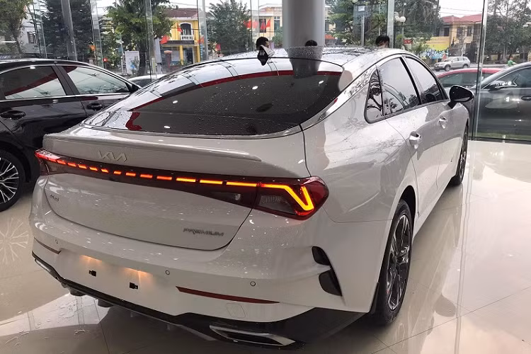Toyota Camry 2.0G 2022 tại Việt Nam sở hữu nhiều công nghệ an toàn hiện đại gồm Hệ thống chống bó cứng phanh, Hệ thống phân phối lực phanh điện tử, Hệ thống hỗ trợ phanh khẩn cấp, Hệ thống kiểm soát lực kéo, Hệ thống cân bằng điện tử, Hỗ trợ khởi hành ngang dốc, Hệ thống cảnh báo phương tiện cắt ngang phía sau, Camera lùi, Cảm biến lùi, cảm biến góc, 9 túi khí...