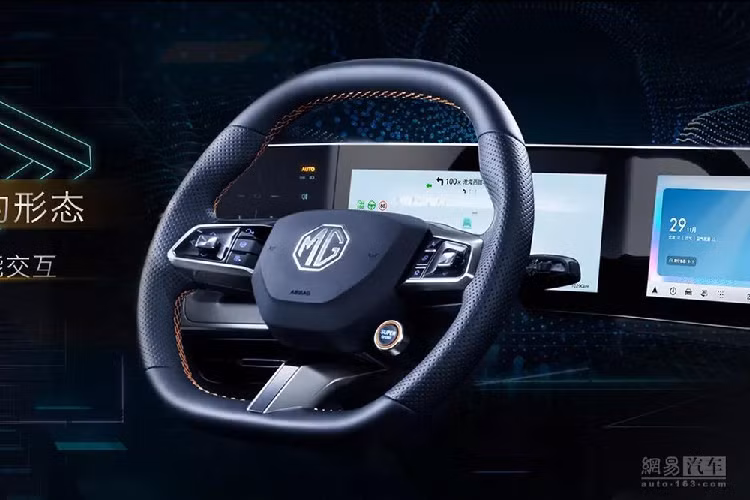 Màn hình ở bên trái dùng để chỉnh đèn trong khi màn hình LCD ở giữa đóng vai trò là bảng đồng hồ kỹ thuật số. Màn hình bên phải là của hệ thống thông tin giải trí. Các màn hình này đều hướng về phía người lái. Bên dưới màn hình trung tâm là mặt cảm ứng để chỉnh điều hòa. Ngoài ra, MG One 2022 còn được trang bị chip Snapdragon 8155 đầu bảng của hãng Qualcomm nhằm mang đến nội thất thông minh cho xe. Không chỉ công nghệ cao, nội thất của mẫu SUV hạng C này còn trẻ trung với cách phối màu tương phản.