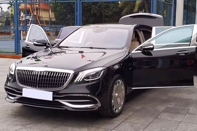 Ngoài ra, "cậu cả" nhà bầu Hiển cũng hay xuất hiện cũng chiếc xe siêu sang Mercedes-Maybach S650 trị giá tới hơn 17 tỷ đồng (ra biển trắng).